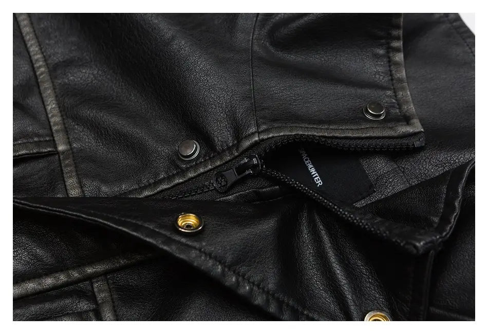Schwarze Biker-Bomberjacke aus Kunstleder mit Reißverschlussdetail und Druckknöpfen im Goldton sowie Utility-Taschen.