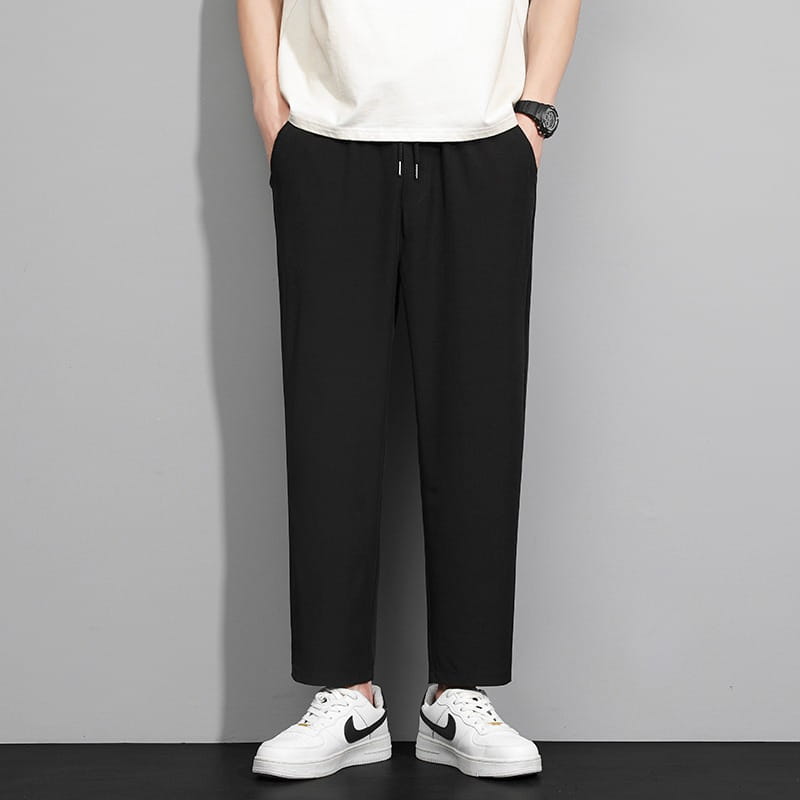 Schwarze, zulaufende Herren-Freizeithose mit Kordelzug, mit bequemem Bund, geeignet für den täglichen Gebrauch.