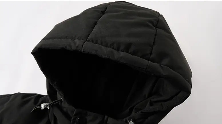 Capucha acolchada negra con cierre ajustable mediante cordón en la parte posterior de una chaqueta acolchada con capucha para mujer.
