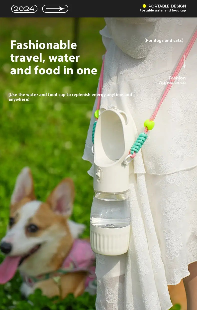 Distributeur portable pour eau et nourriture pour chien en blanc, avec une section transparente et un embout amovible, pour une utilisation aisée et un design minimaliste élégant.