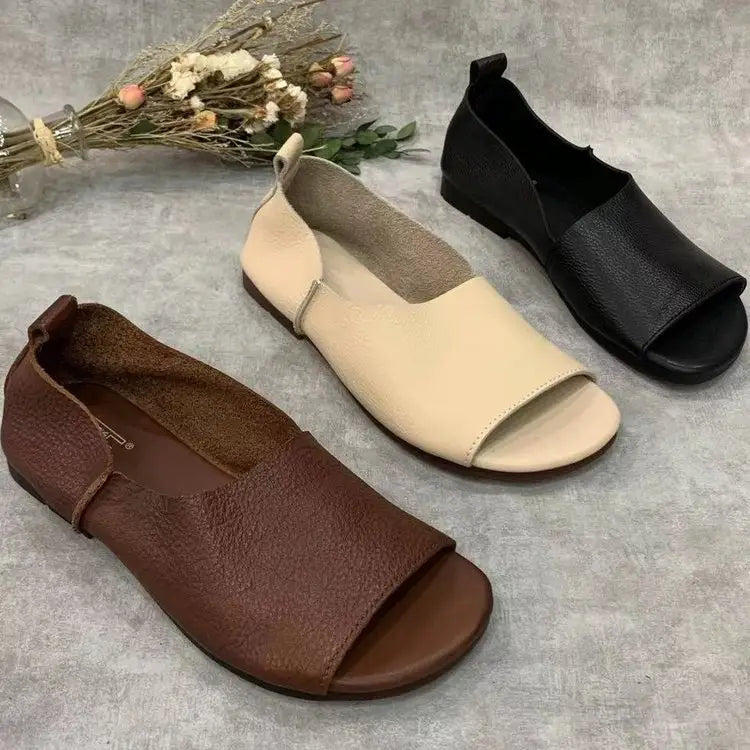Tres pares de sandalias minimalistas de cuero en beige marrón y negro, con suelas blandas retro y diseño de punta descubierta tipo calce.