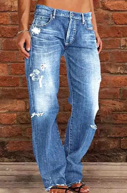 Jeans en denim à jambes droites amples et déchirées, effet vieilli, en bleu, avec un délavage décoloré et des détails déchirés réalisés dans un matériau en denim.