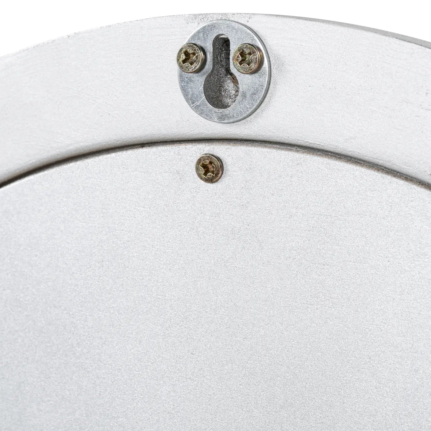 Ein weißer, oval geformter Wandspiegel mit matter Oberfläche und metallischer Befestigungsbeschlag-Komponente, Teil des Silber-Make-up-Kosmetiktischs mit ovalem Spiegel und drei Schubladen.