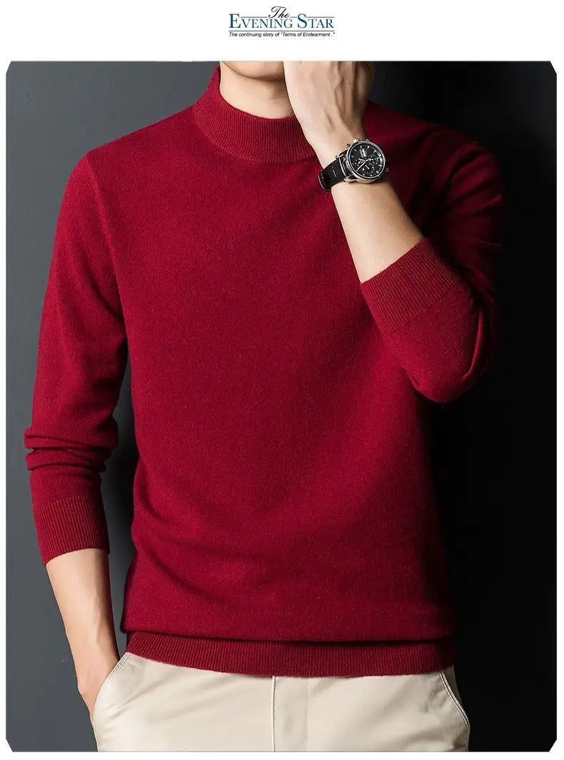 Ein kräftig roter Herren-Pullover mit Stehkragen im Slim-Fit aus weichem Strickmaterial mit langen Ärmeln.