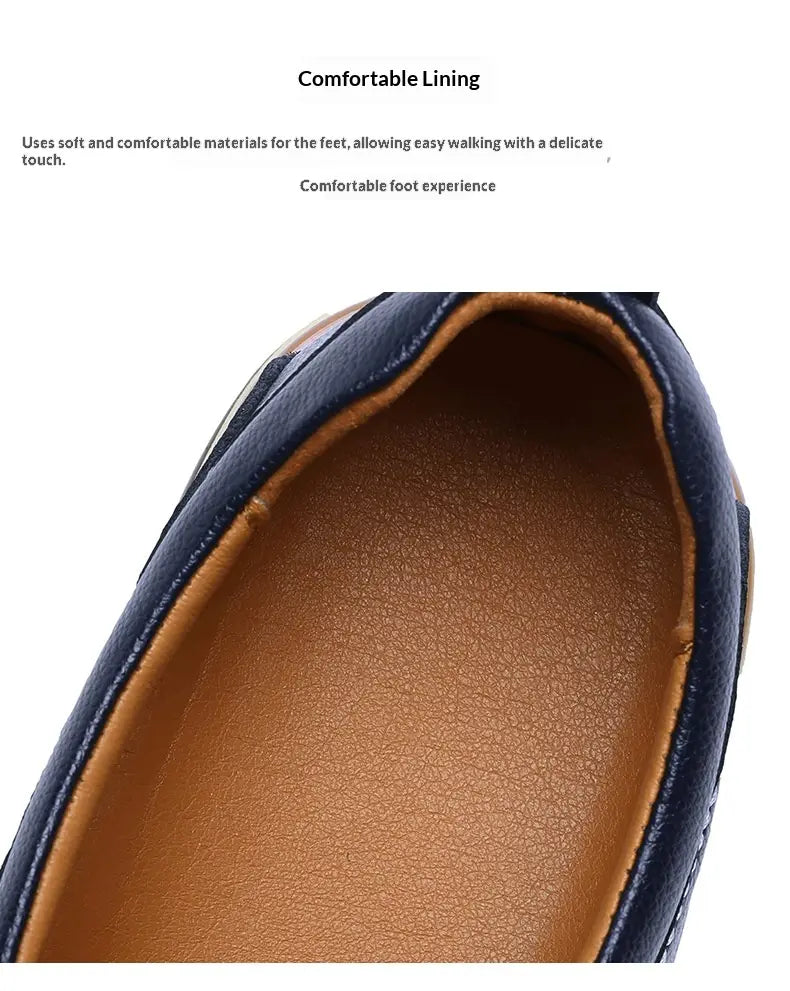 Dunkelblaue Lederschlupf-Loafer mit beigem Wildlederfutter, mit handgenähten Details versehen, entworfen als legere Bean-Shoes.