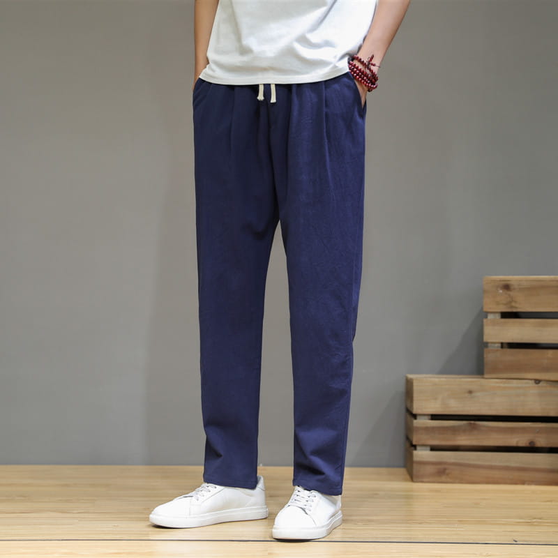 Herren-Slim-Fit-Jogginghosen aus dunkelblauem Baumwoll-Leinen mit weißem Kordelzugbund.