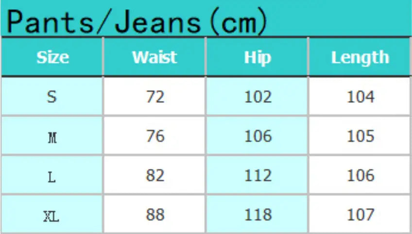 Ein türkisfarbenes Tischdisplay mit weißer Beschriftung, das Größenmaße in Zentimetern für gewaschene Denim-Cargohosen, Straight Jeans, anzeigt.