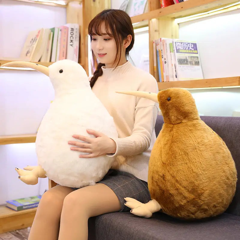 長いくちばしと小さな足を備えた、白と茶色のキウイバードのぬいぐるみ。ふわふわのぬいぐるみキーチェーン。