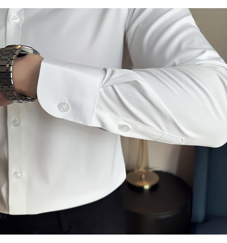 Chemise habillée blanche sans repassage pour homme en grande taille, fermeture boutonnée sur l’avant, coupe ajustée soignée et légères plis.