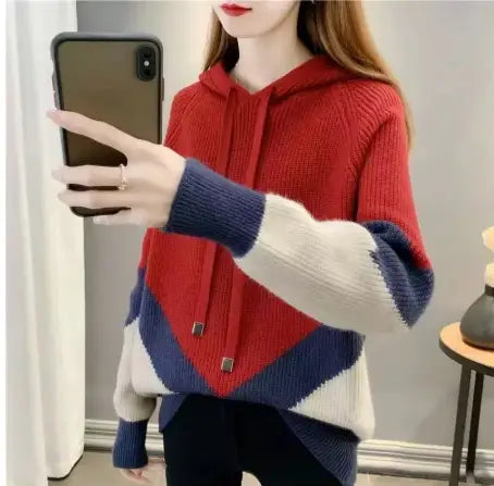 Colorblock-Strickhoodie für Damen mit roten, blauen und weißen Paneelen sowie gerippten Bündchen aus Strickstoff.