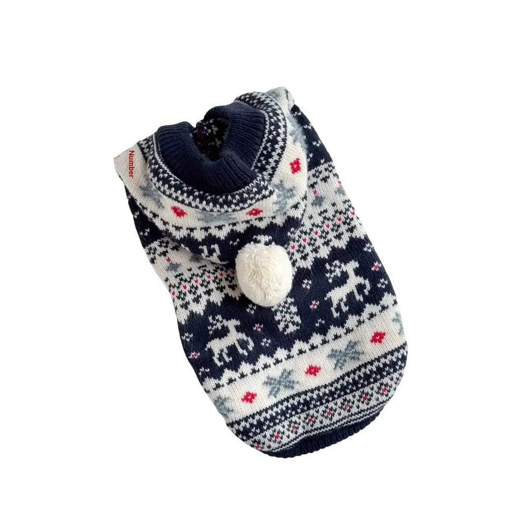 Pull en tricot nordique pour chien bleu marine et blanc, avec des motifs de flocon de neige de rennes, des motifs de fleurs rouges et un pompon duveteux sur la capuche, conçu pour des vêtements d’hiver chauds pour animaux de compagnie.