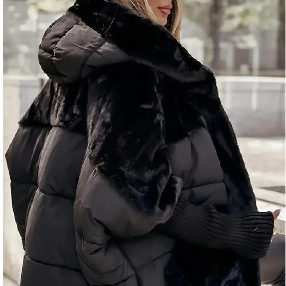 Schwarze Pufferjacke mit Kapuze aus Kunstfell mit plüschigem Innenfutter und gerippten Bündchen, entworfen für Wärme und Stil.