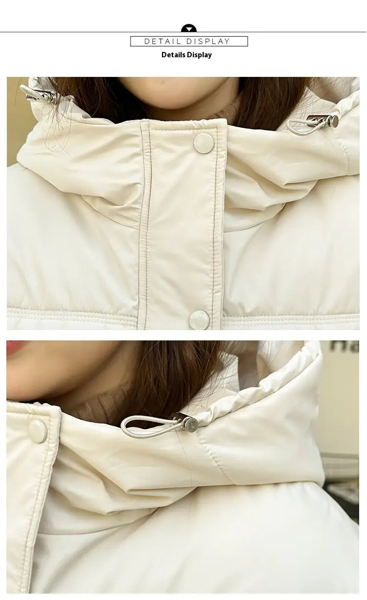 Cremefarbene leichte Kapuzen-Pufferjacke aus Baumwolle mit weißen Druckknöpfen und silberfarbenen Reißverschluss-Ziehern.