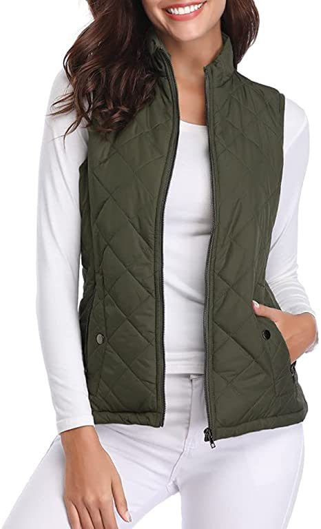 Chaleco acolchado tipo puffer de algodón color verde oliva para mujer con cremallera frontal de cuello alto y bolsillos laterales.