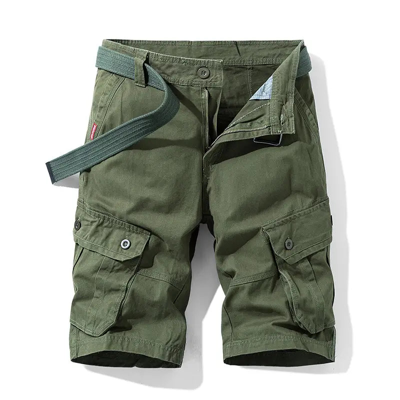 Bermudas cargo vert olive pour homme en coton 100 %, jambes droites, avec plusieurs poches et une ceinture assortie.
