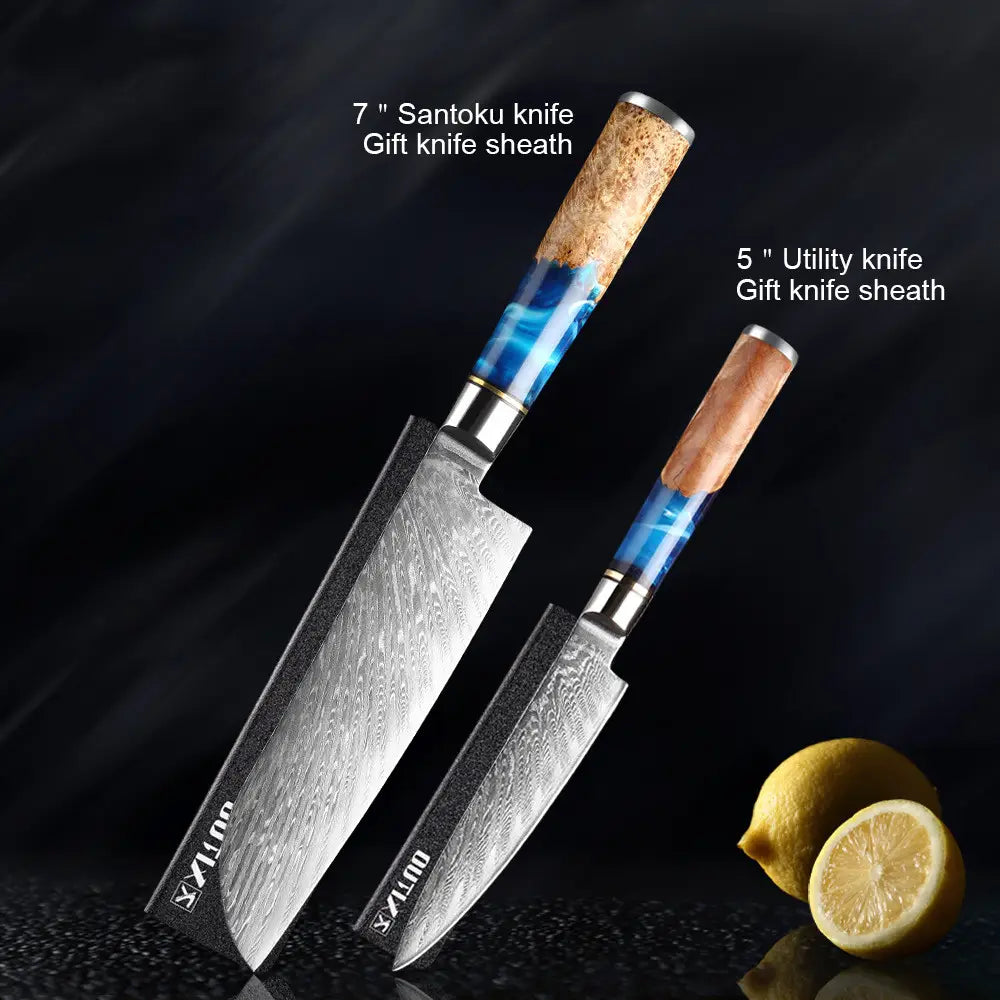 Un cuchillo de chef santoku de 7 pulgadas con hoja de acero damasco y mango de madera con incrustación de resina azul, acompañado de su funda a juego del set de cuchillos de chef de damasco con mango de resina azul de 7 piezas.