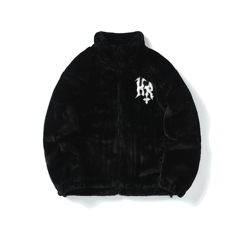 Abrigo de terciopelo tipo gótico de pelo sintético esponjoso negro con el logotipo HR bordado en blanco en el lado izquierdo del pecho.