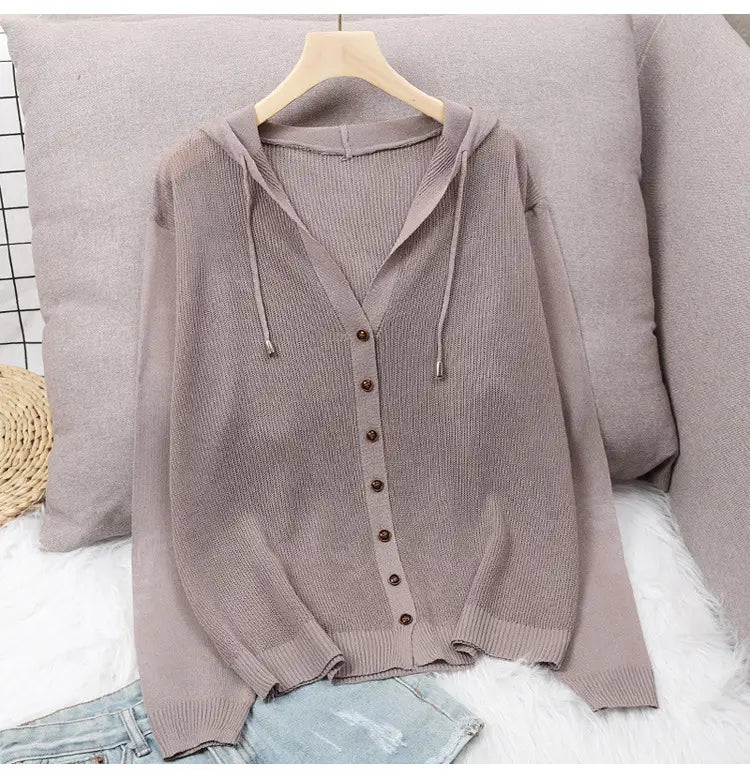 Ein weiches Taupe geripptes Strick-Hoodie-Cardigan mit Knopfverschluss und Kordelzugkapuze im Stil eines Strick-Hoodie-Cardigans im Soft-Pink-Button-up-Look.