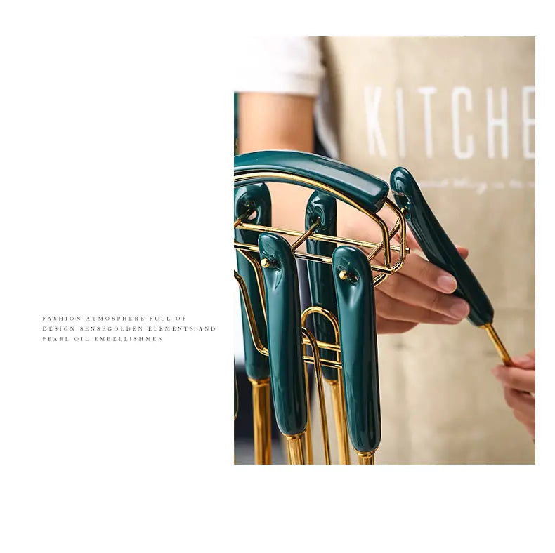 Teal-keramikhalter für Küchenutensilien mit goldfarbenen Metallelementen und einem eleganten, modernen Design aus dem Set für Küchenutensilien aus Edelstahl in Gold- und Teal-Ausführung.