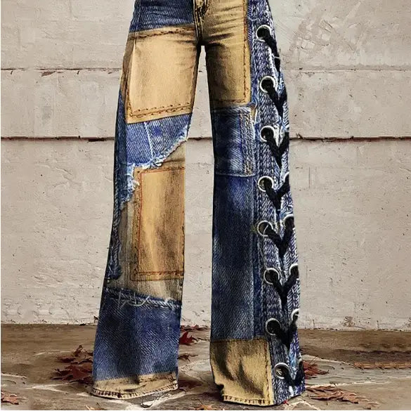 Pantalon en jean à jambes larges en patchwork, présentant un design bleu et beige multi-tons délavé, avec des détails de laçage le long du côté.