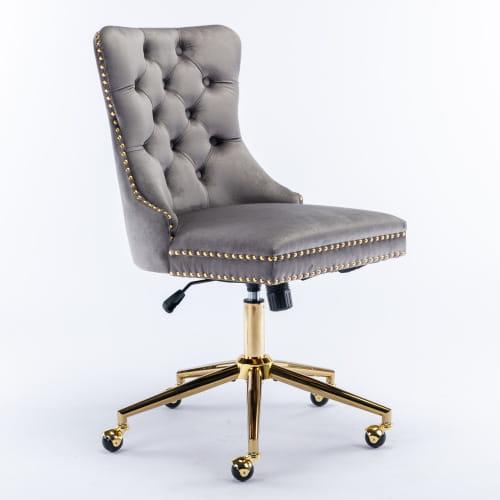 Chaise de bureau en velours capitonné gris avec garniture à clous décoratifs ton sur ton or et piètement pivotant à cinq branches, conçue pour un siège d’espace de travail professionnel.
