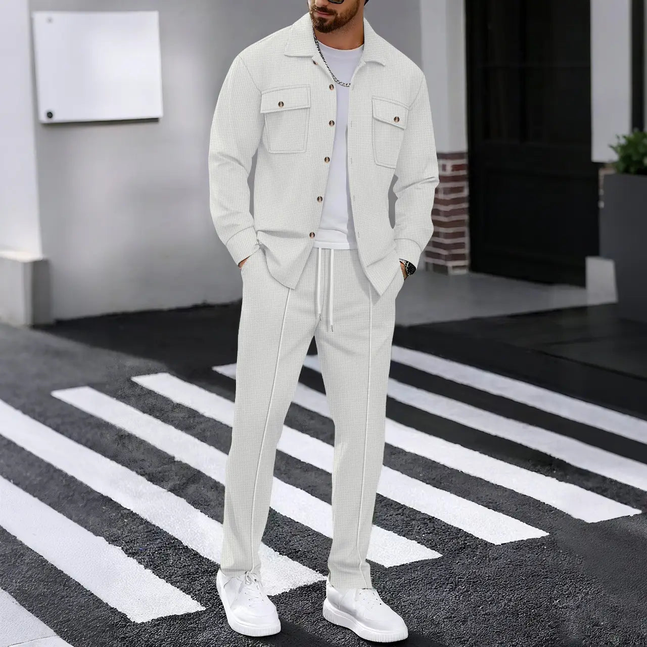 Veste en denim texturé blanc avec fermetures boutonnées et poches à rabat, présentée dans la collection d’ensembles pour hommes en molleton de type waffle à manches longues