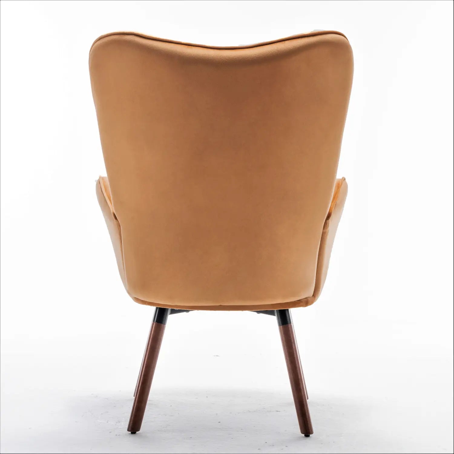 Sillón de acento tipo wingback de estilo moderno de mediados de siglo, en terciopelo color crema, con respaldo alto y curvado y patas de madera cónicas.