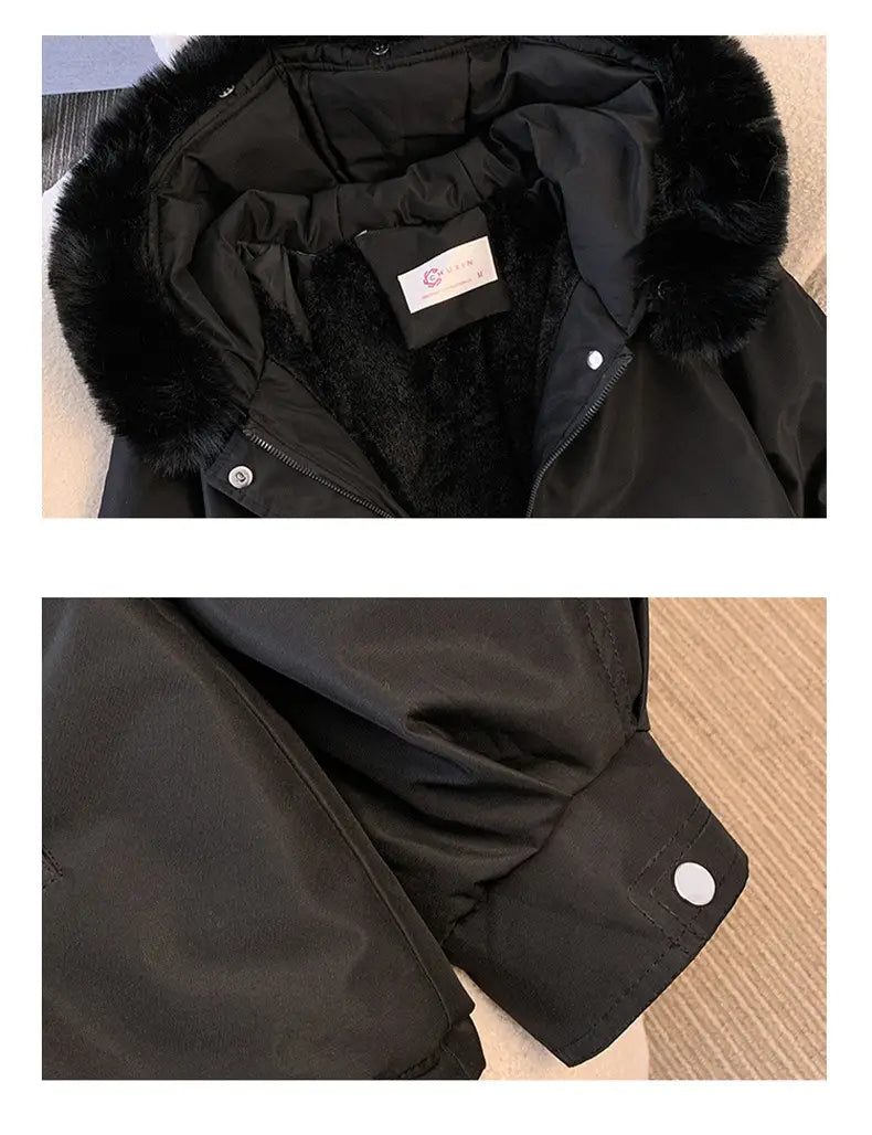 Schwarze Damen-Winterparka mit mittlerer Länge und schmaler Passform aus Baumwolle mit wattierter Fütterung mit kuscheligem Kunstfellbesatz an der Kapuze; dazu passende Bündchen mit silbertönigen Druckknöpfen.