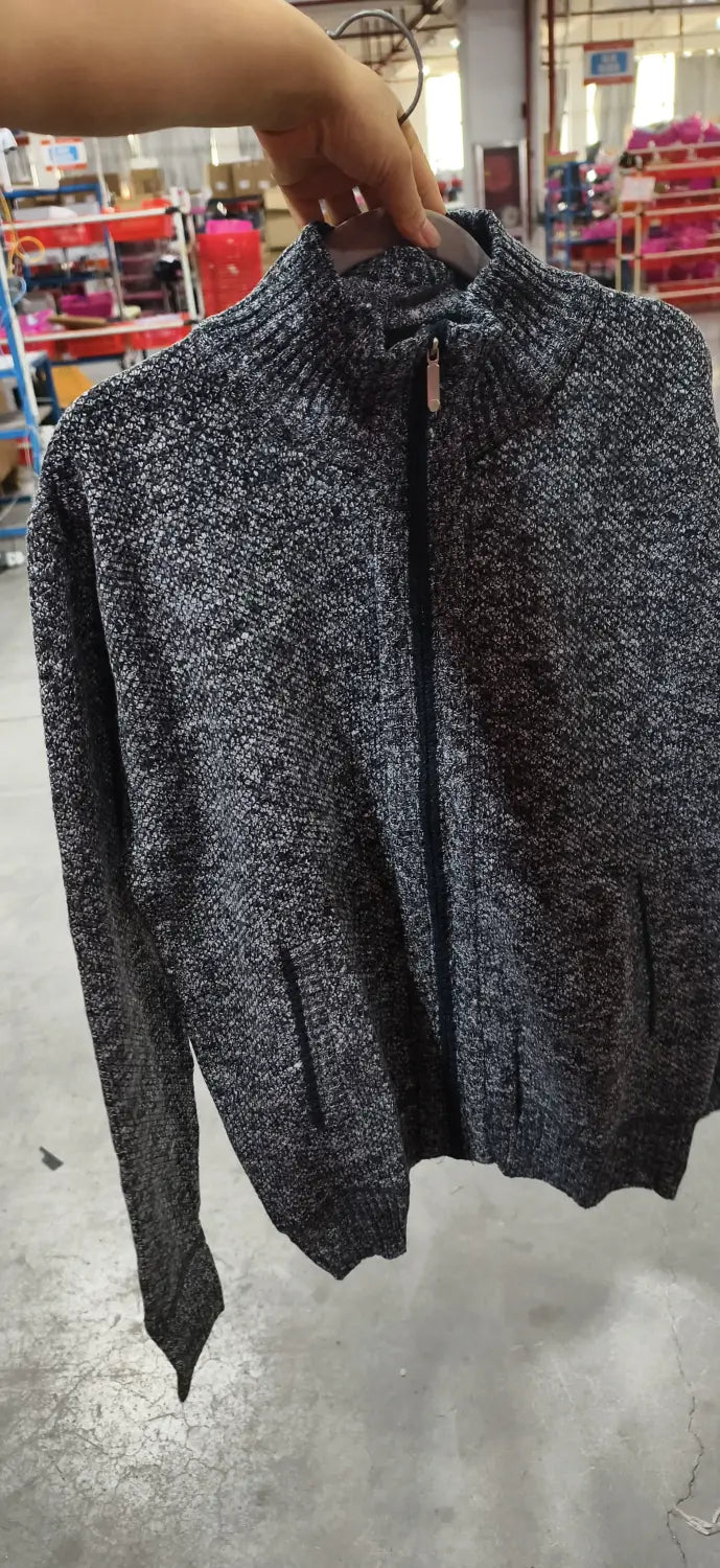 Herren-Cardigan mit Strukturstrick und Reißverschluss in Dunkelgrau, mit hohem Kragen, Strukturstrickmaterial, Reißverschluss vorne und zwei Vordertaschen.