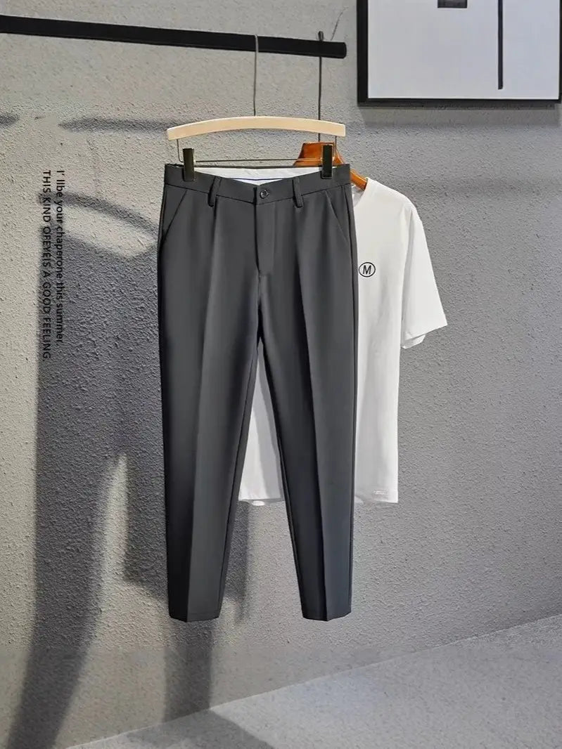 Herren-Slim-Fit-Anzughose aus grauem Stoff, mit figurbetontem, modernem Schnitt und dezenten Bügelfalten am Bund.