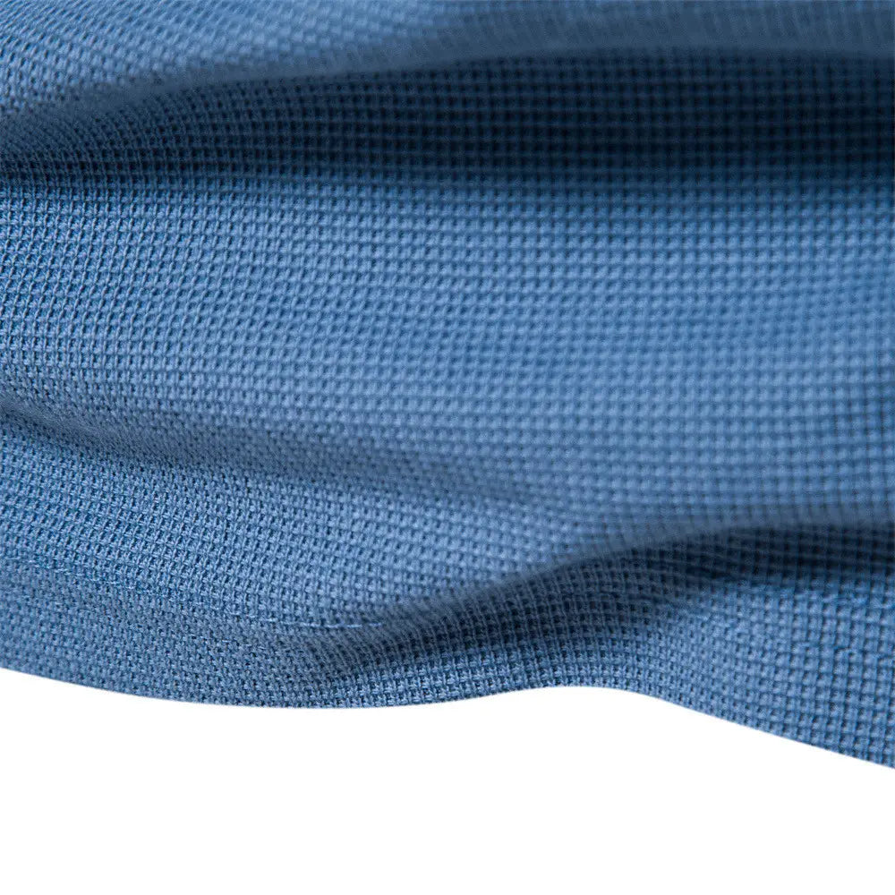 Chemise henley à manches longues côtelée pour homme, comportant un tissu tissé bleu avec un motif texturé en forme de quadrillage.