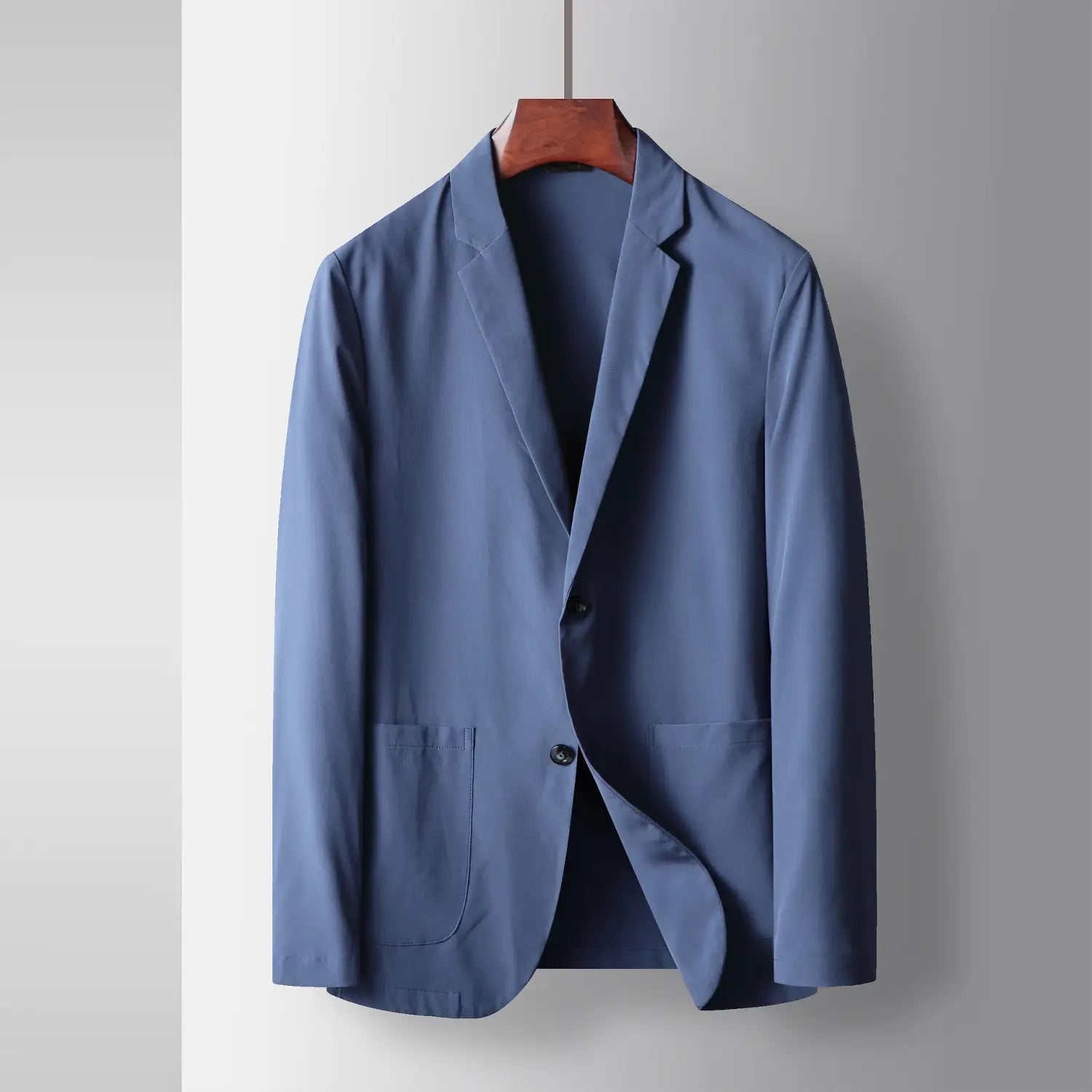 Leichte Herren-Stretch-Anzugjacke gegen Falten in elegantem, einfarbigem Blau mit einem Knopfverschluss und zwei Fronttaschen.