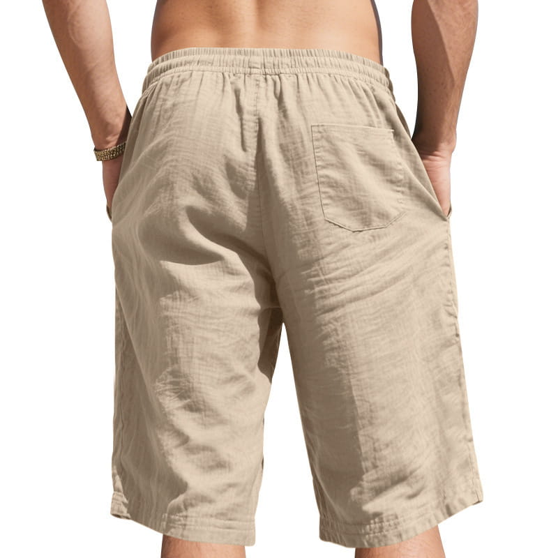 Short en lin beige pour hommes avec une ceinture élastique et une poche arrière simple visible depuis le côté arrière.