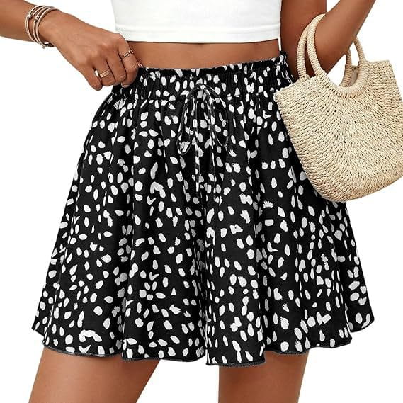 Schwarze und weiße Shorts mit abstraktem Punktmuster und hoher Taille mit Kordelzug-Bund, gestaltet als Shorts mit floralen Mustern und hoher Taille im A-Linien-Stil.