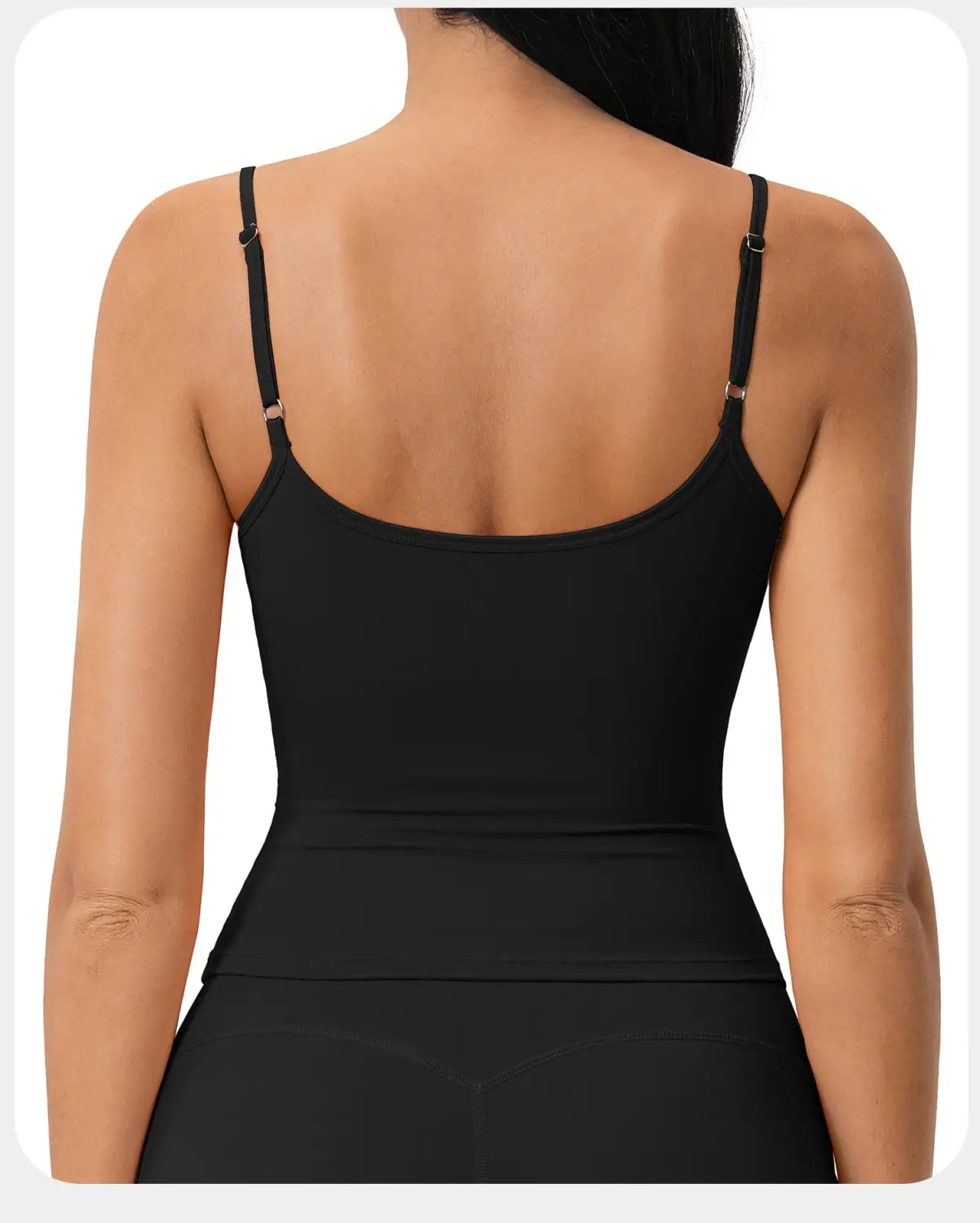Camisola deportiva sin mangas acolchada negra con tirantes tipo spaghetti ajustables, material de secado rápido y una silueta entallada, diseñada para ropa deportiva de entrenamiento.