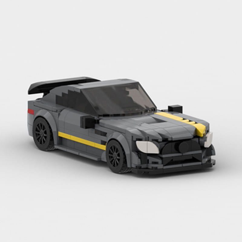 Voiture de sport Mercedes G63 construite en LEGO gris, avec des bandes de course jaunes et des éléments noirs, provenant de l’ensemble de course tout-terrain en blocs.