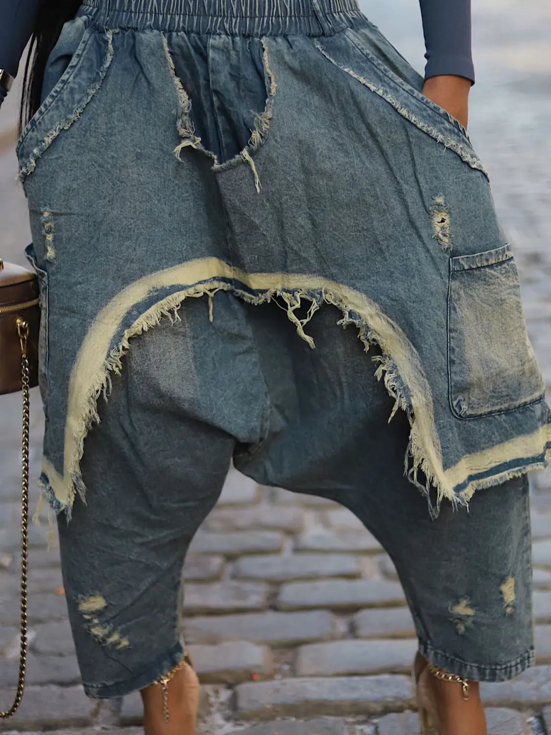 Bestickte Patchwork-Jeans-Haremshosen in gebleichtem Blauton mit ausgefransten Kanten und entspannter Passform.
