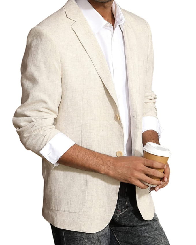 Veste de blazer en lin beige ajustée pour hommes, style business casual, à la coupe simple et avec des boutons de couleur claire.
