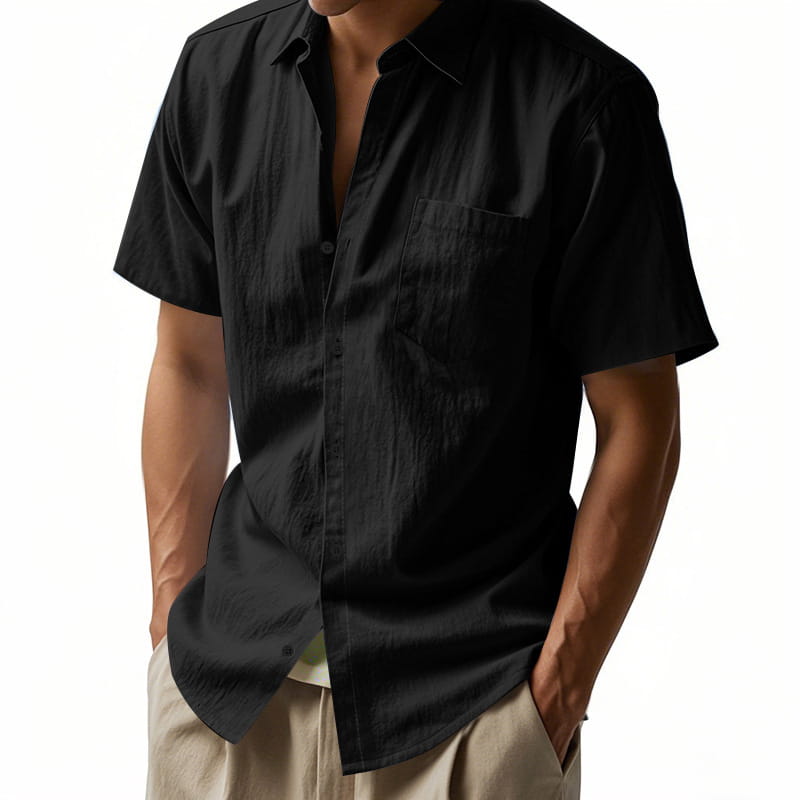 Schwarzes Herren-Leinenhemd mit kurzen Ärmeln, mit dezent strukturierter Stoffoberfläche und Brusttasche, legeres Button-down.