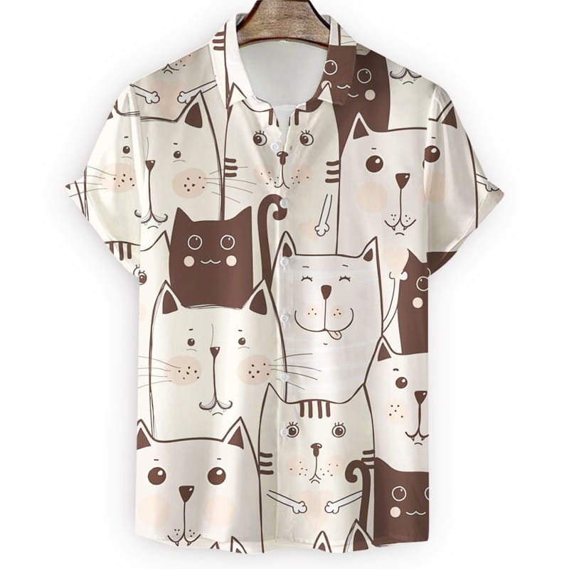 Camisa abotonada blanca de manga corta y corte ajustado para hombre, con un patrón de gatito de caricatura en contornos marrones y negros, con detalles en rosa maquillaje.