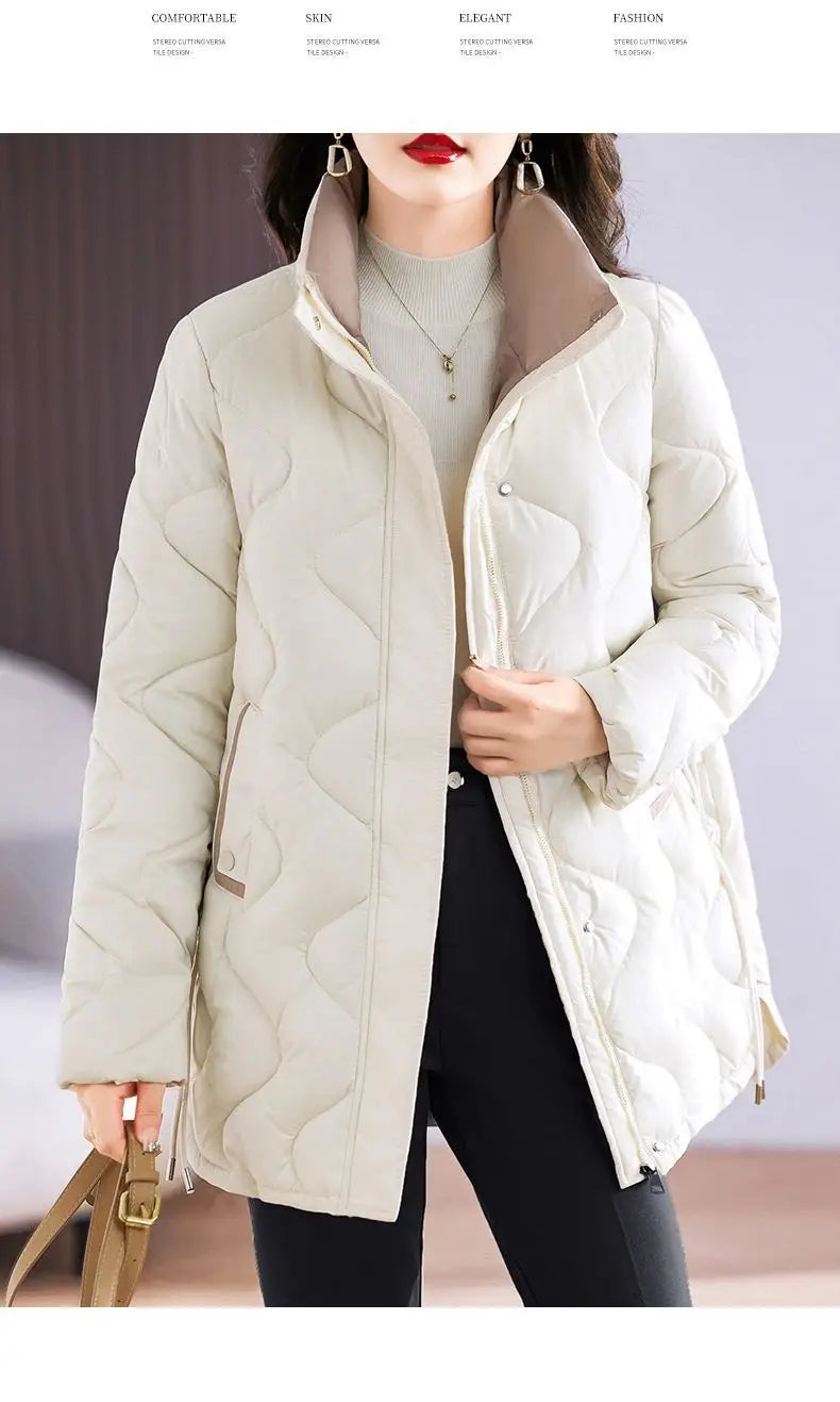 Abrigo de invierno acolchado de algodón en color crema, con cuello alto y un patrón de costuras romboidales sutiles.