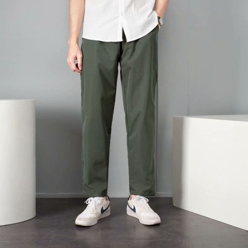 pantalon chino vert olive slim fit court décontracté présenté depuis l’arrière, dans un tissu léger en mélange de coton adapté à un usage décontracté.