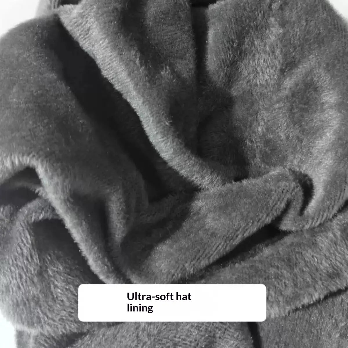 eine fleecegefütterte gestrickte Mütze mit Ohrklappen, mit einem plüschigen dunkelgrauen Hat-Lining aus weichem, strukturiertem Material