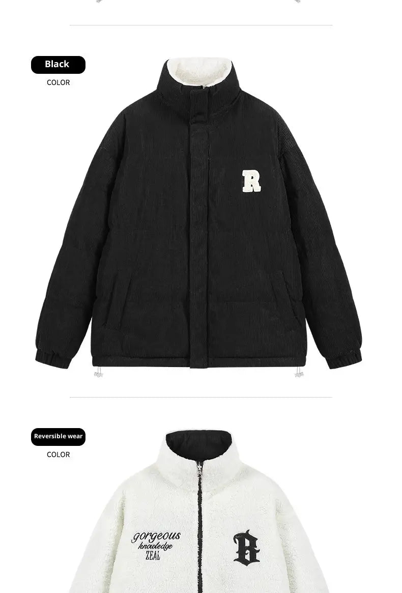 Schwarze Cord-Pufferjacke mit weißem Schriftzug auf der Brust und einem reversiblen Design: eine kontrastierende, weiß gefütterte Seite mit schwarzem Text und Stickerei für Wärme und Stil