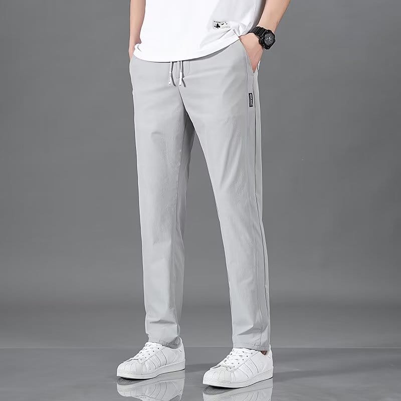 Herren-Eisskizzen-Geradebein-Athletik-Jogginghosen aus Eis-Seide in Hellgrau mit Slim Fit, Kordelbund und dezenten Details von Seitenstreifen.