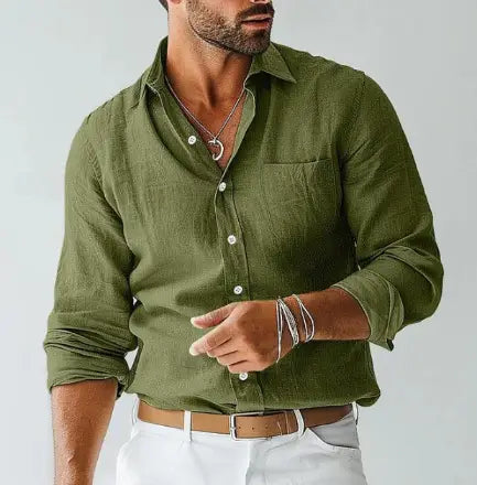 オリーブグリーンのリネン製メンズカジュアルシャツ。さりげない風合いと、まくり上げた袖が特徴です。