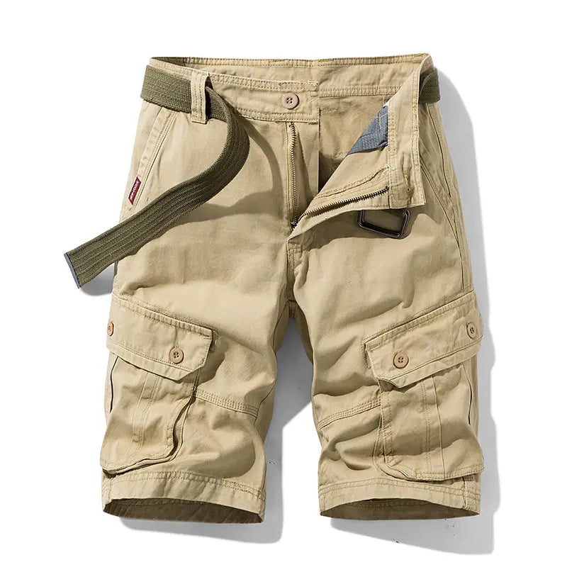 Bermudas cargo beige pour homme en coton 100 %, jambes droites, avec plusieurs poches et une ceinture vert olive assortie, passée dans les passants de la ceinture.
