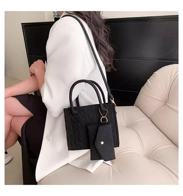 Schwarzes Umhängehandtaschen-Set aus wattiertem Filz mit passender Geldbörse, die mit einer Kette angebracht ist, sowie verstellbarem Träger.