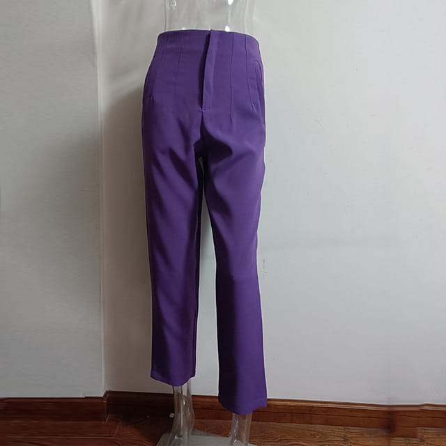 Pantalon taille haute à plis plats et jambes droites violet, avec une coupe droite élégante et des plis avant discrets.
