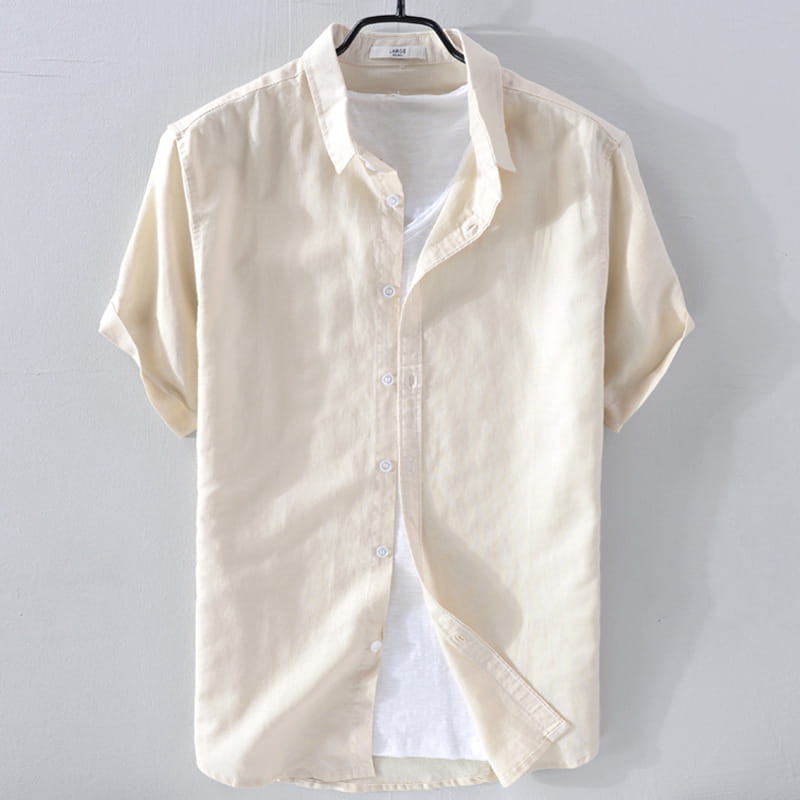 Chemise pour homme en lin à manches courtes couleur crème, col classique et boutons blancs conçus pour favoriser la respirabilité.